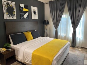 Rom – deluxe, balkong, byutsikt | Skrivebord, skrivebord for bærbar PC, lydisolert og wi-fi (inkludert)