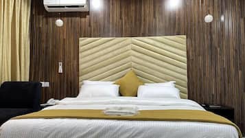 Habitación Deluxe, balcón, vistas a la ciudad | Escritorio y espacio para trabajar con un portátil
