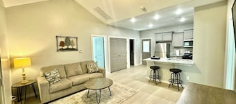 Charming 2 Bed/2 Bath house, fenced backyard, Pets OK!