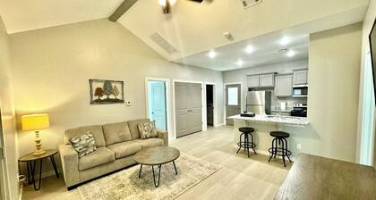 Charming 2 Bed/2 Bath house, fenced backyard, Pets OK!
