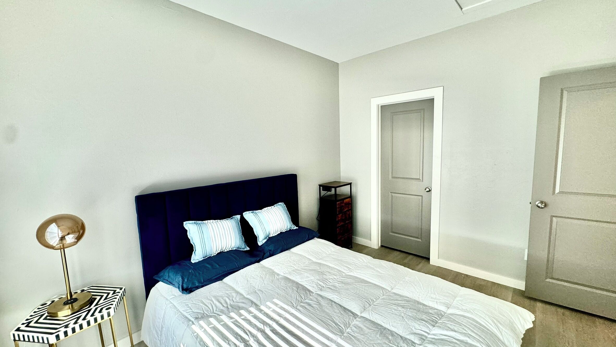 2 habitaciones, tabla de planchar con plancha, wifi y ropa de cama 