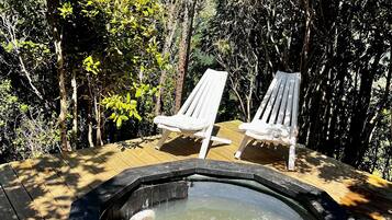 Chalet | Outdoor spa tub