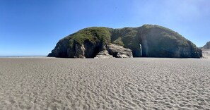 Una playa cerca, arena blanca