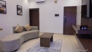 غرفة رئاسية مزدوجة للاستخدام الفردي - بشرفة - منظر للخليج | خزنة داخل الغرفة ومكتب وتجهيزات عازلة للصوت وواي فاي مجانًا