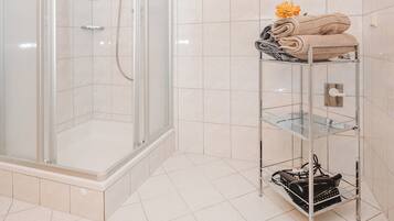 Classic-Apartment, Mehrere Betten, Balkon, Bergblick | Badezimmer | Dusche, Haartrockner, Handtücher, Seife