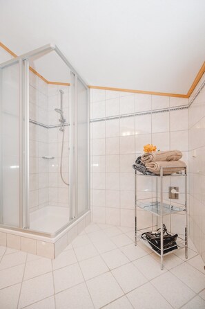 经典公寓, 多张床, 阳台, 山景 | 浴室 | 淋浴设施、吹风机、毛巾、肥皂