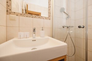 Classic-Apartment, 2 Schlafzimmer, Bergblick | Badezimmer | Dusche, Haartrockner, Handtücher, Seife