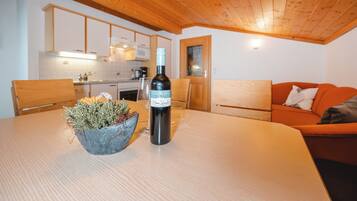 Classic-Apartment, Mehrere Betten, Balkon, Bergblick | Wohnbereich | 50-Zoll-Flachbildfernseher mit Kabelempfang
