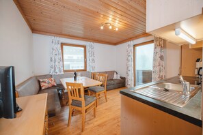 Leilighet – classic, 2 soverom, fjellutsikt | Oppholdsområde | En 50-tommers Flatskjerm-TV med kabel-kanaler