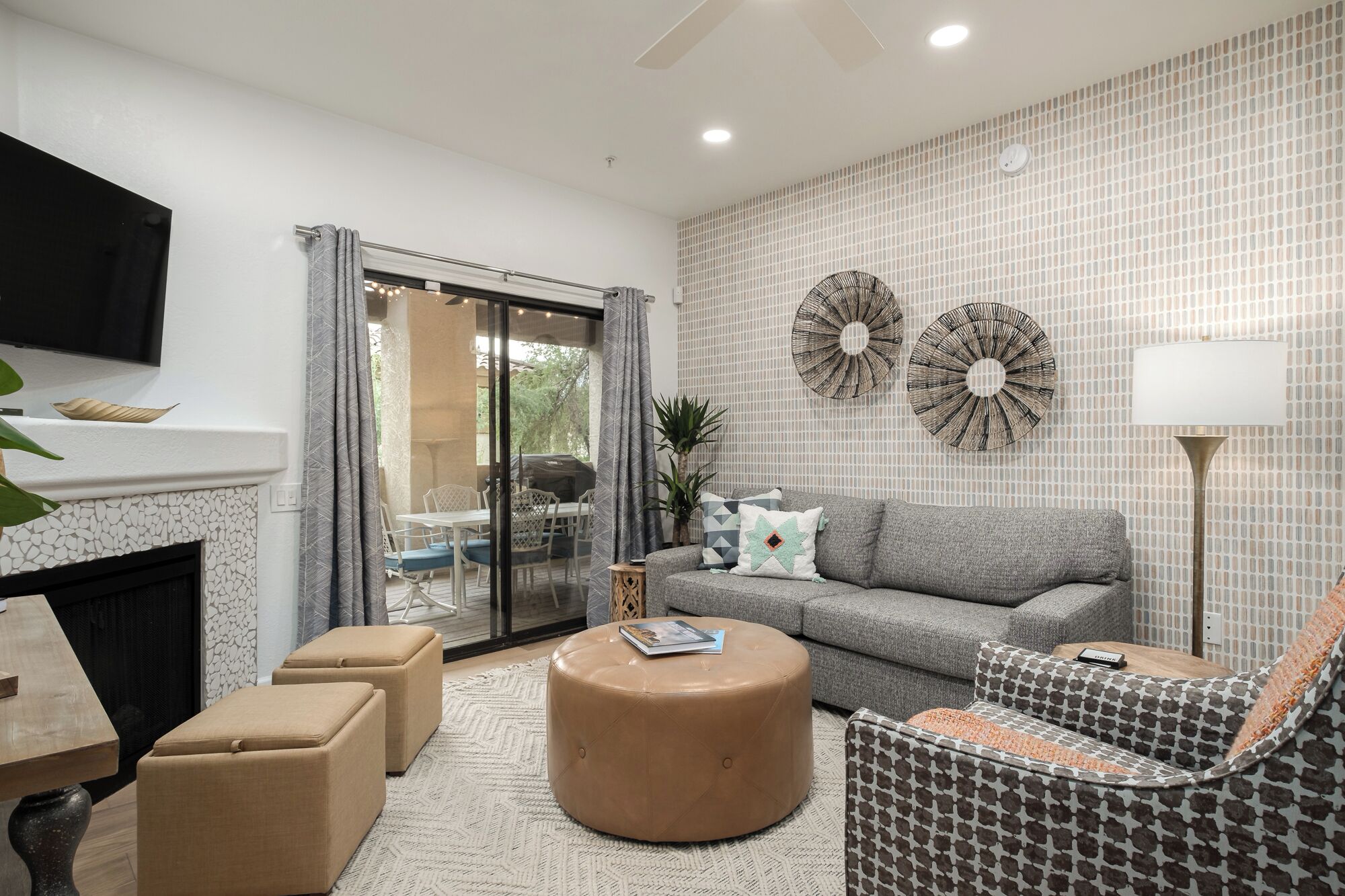 Smart TV, fireplace