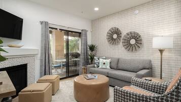 Smart TV, fireplace