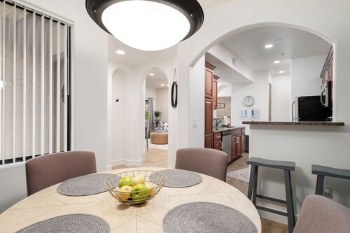 Beautiful Condo! Great location, 5 miles from UofA