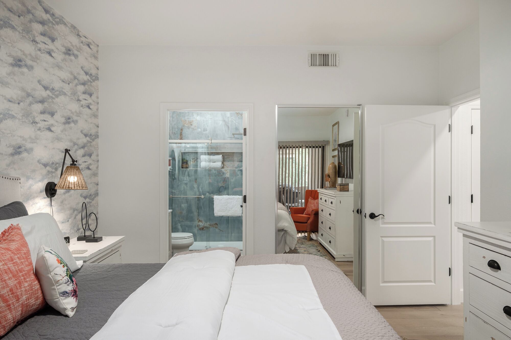 2 bedrooms, iron/ironing board, free WiFi, bed sheets