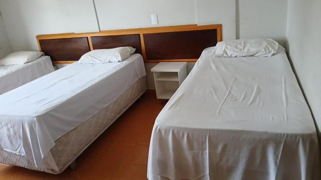 スタンダード トリプルルーム シングルベッド 3 台 冷房 | WiFi (無料)