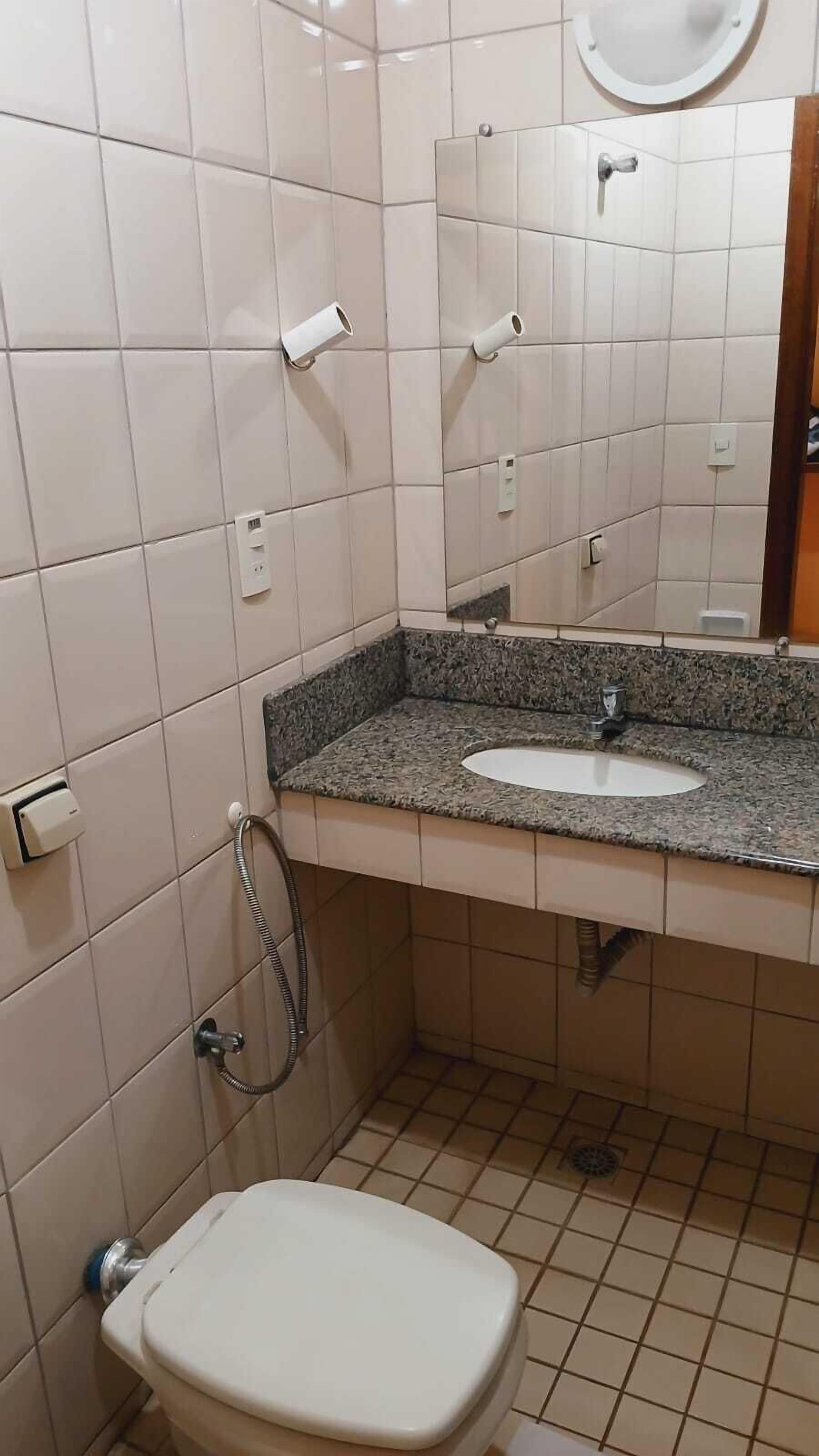 タオル、トイレットペーパー