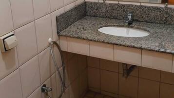 Khăn tắm, giấy vệ sinh