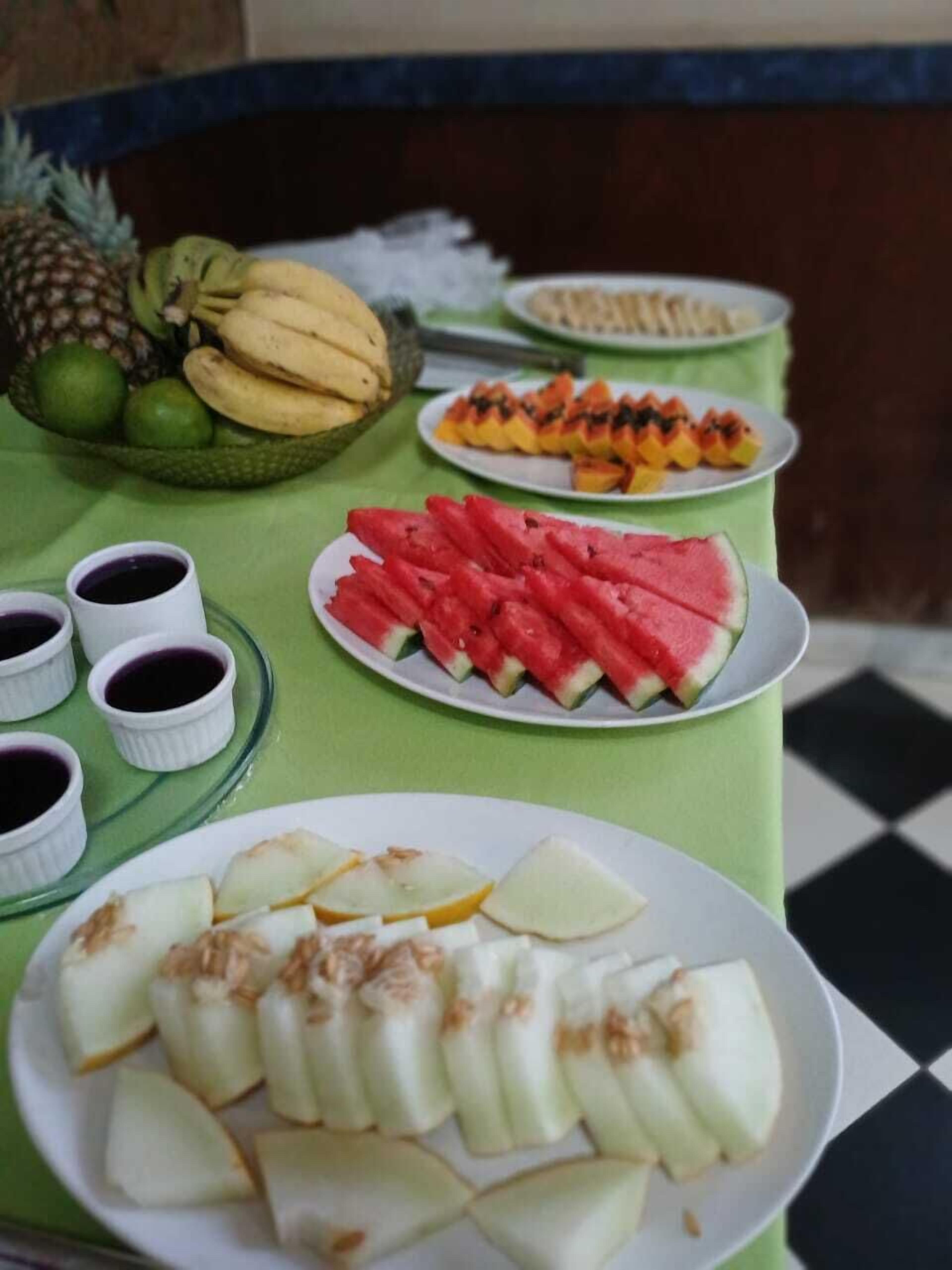 Una mesa con diversas frutas y bebidas.