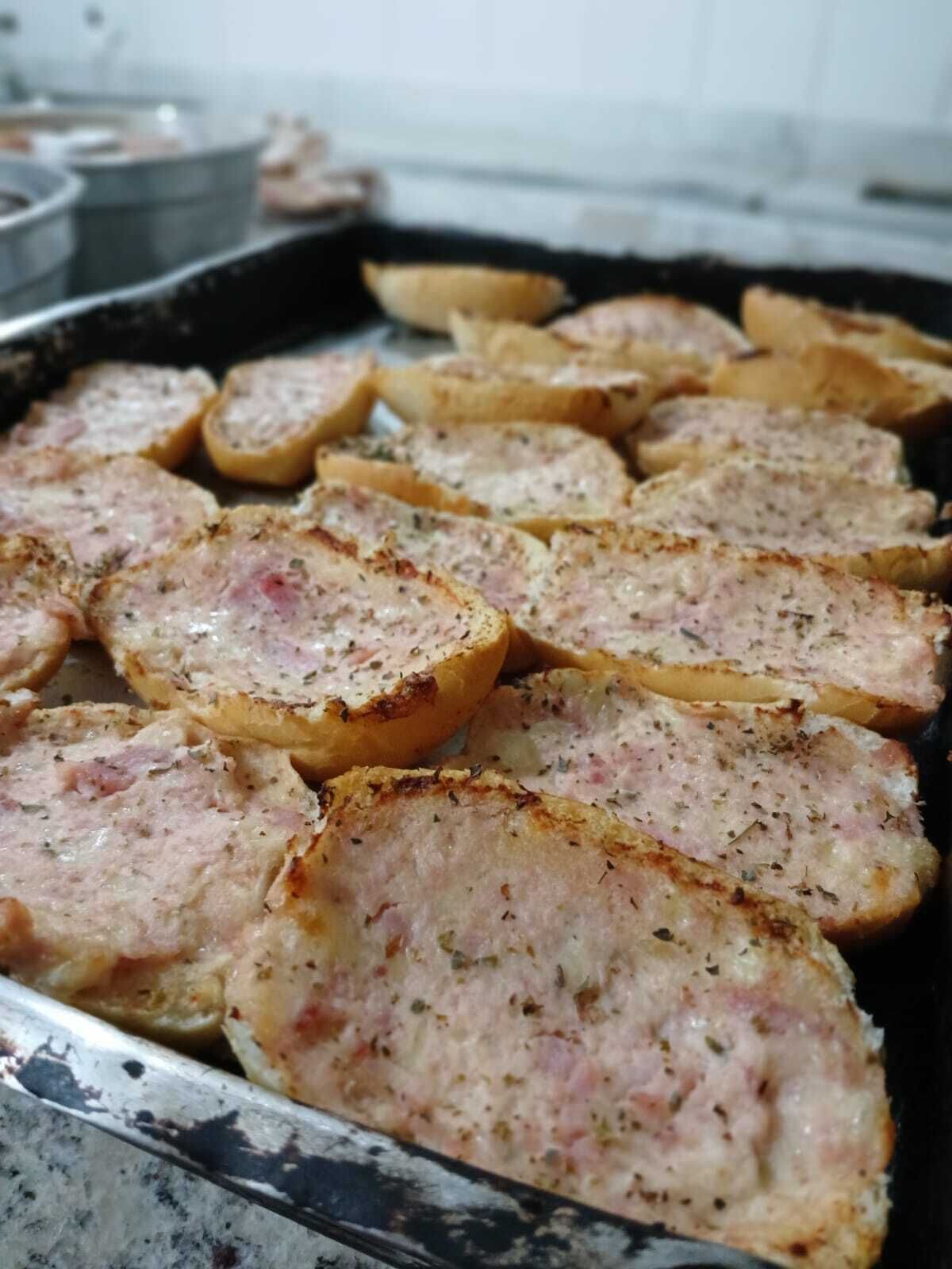 Une plaque en métal sur laquelle sont disposées des tranches de pain de viande.