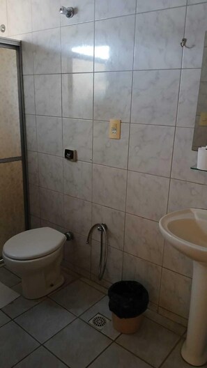 Toalhas de banho, papel higiênico