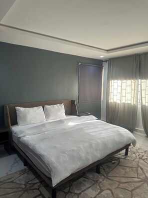 4 bedrooms, iron/ironing board, WiFi, bed sheets - Luxury 4-Bedroom Apartment with Warm, Brown Finishes (Lagos)