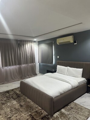 4 bedrooms, iron/ironing board, WiFi, bed sheets - Luxury 4-Bedroom Apartment with Warm, Brown Finishes (Lagos)