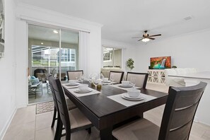 In-room dining - FL- 1042 Splash Shot (Davenport)