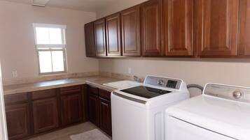 House, 6 Bedrooms, Private Pool | Laundry