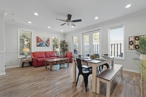 Casa familiar, 4 habitaciones, balcón, junto a la playa | Área de sala de estar