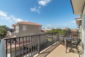 Casa familiar, 4 habitaciones, balcón, junto a la playa | Balcón