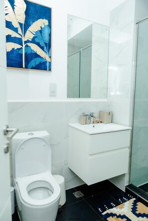 Bồn tắm, khăn tắm, xà phòng, dầu gội 