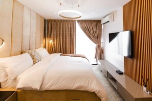 Desk, laptop workspace, free WiFi - Premium Suite (Accra)