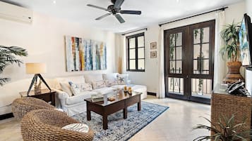 Casa, balcón, vista al océano | Área de sala de estar