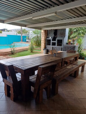 Outdoor dining - Orchard Guesthouse Double Room with Pool View (Bloemfontein)