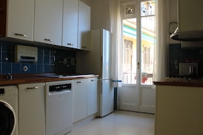 Micro-ondes, four, plaque de cuisson, lave-vaisselle