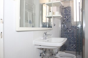 Dusche, Haartrockner, Bidet, Handtücher