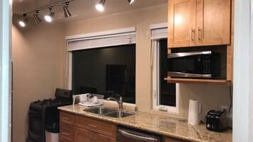 冷蔵庫、電子レンジ、オーブン、コンロ