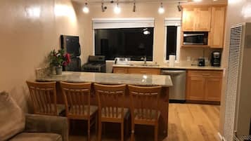 Refrigerador, microondas, horno, placa de cocina