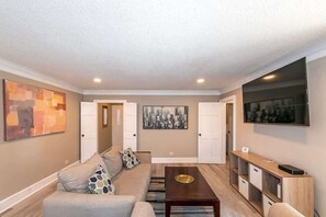 Televisión y oficina 