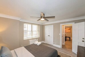 1 habitación, tabla de planchar con plancha, cuna de viaje y wifi 