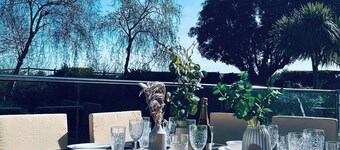 Seafront Apartment - 10 Guests.