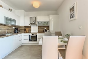 Deluxe-lejlighed - strandudsigt | 2 soveværelser, pengeskab på værelset, mørklægningsgardiner