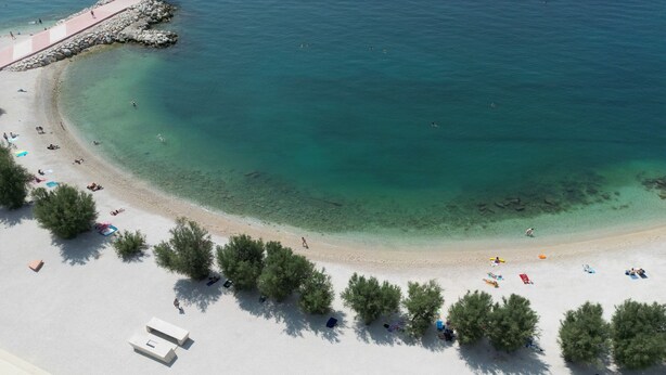 Beach - Seaside Apartment with Pool (Split)