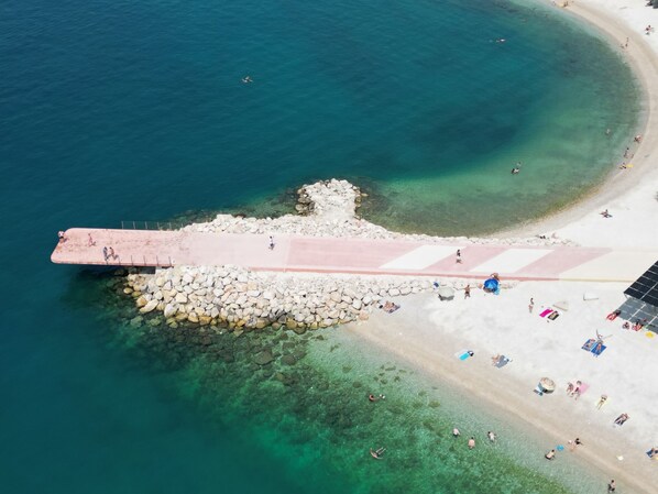 Platja a a prop i 6 bars a la platja