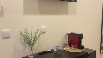 Kamer, 1 twee- of 2 eenpersoonsbedden | Een kluis op de kamer, een bureau, een laptopwerkplek