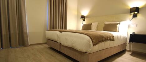 Habitación con 1 cama matrimonial o 2 individuales | Caja de seguridad en la habitación y escritorio