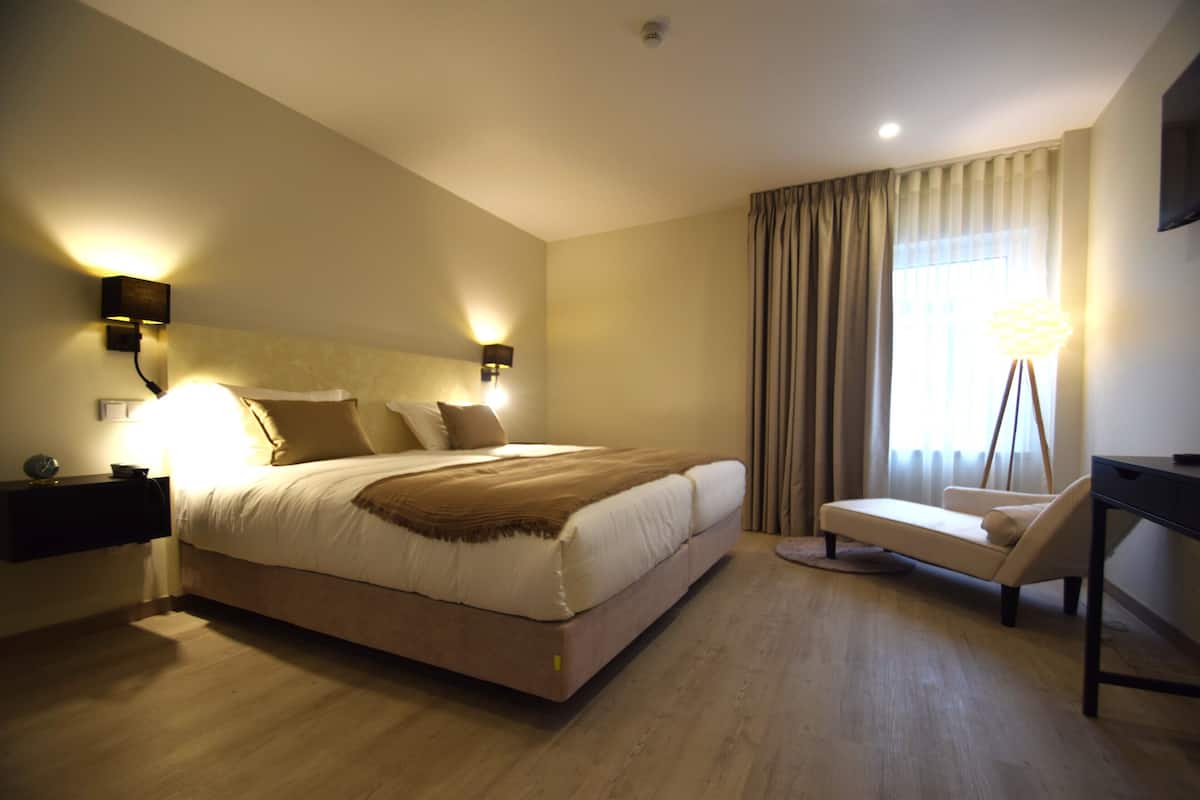 Double Room | Peti besi dalam bilik, meja, ruang kerja komputer riba