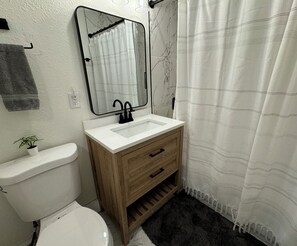 Haartrockner, Handtücher, Seife, Toilettenpapier
