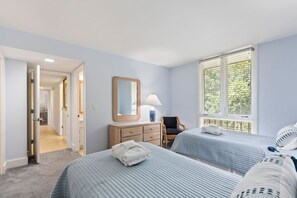 3 bedrooms, desk, iron/ironing board, free WiFi