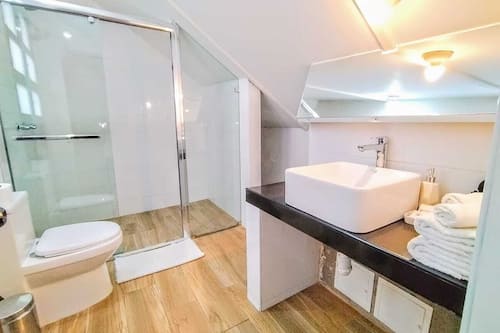 Junior Room | Bathroom