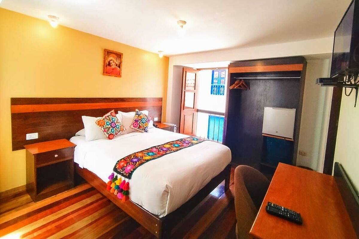 Deluxe-huone, 1 keskisuuri parisänky | Tallelokero huoneessa, työpöytä